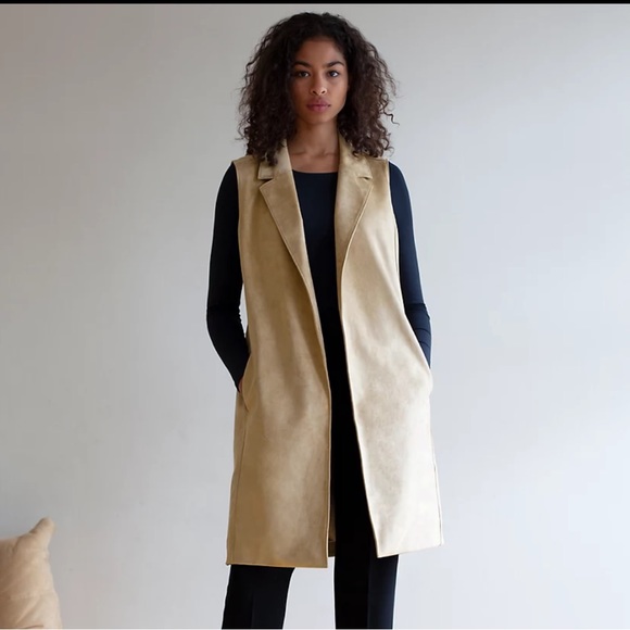 Aritzia Babaton Malley Vest in Dark Green colour/Size XS - Picture 2 of 7